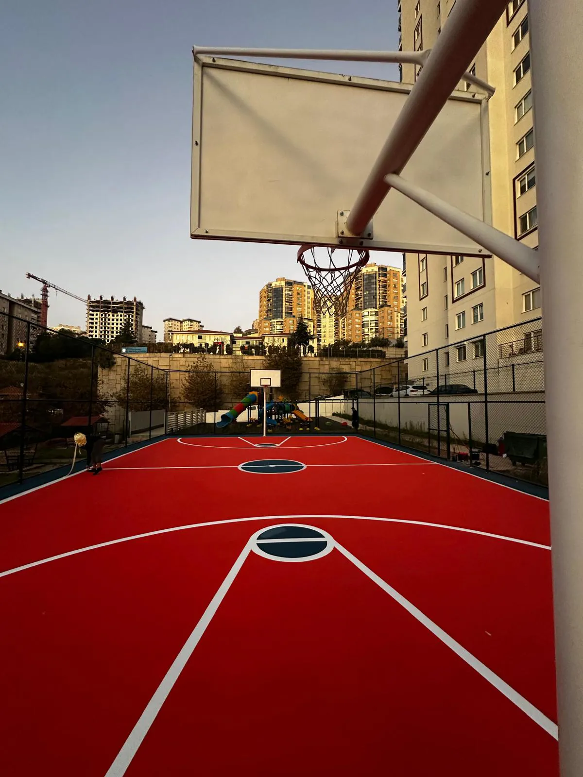 Akrilik zemin kaplama spor sahası uygulaması